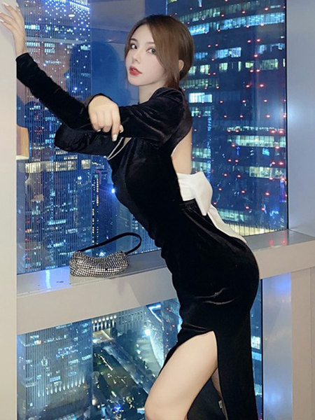 Palja selja ja paelaga naiste kleit