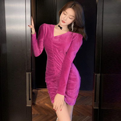 Naiste spitsikaelusega sametkleit