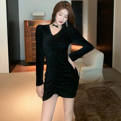 Naiste spitsikaelusega sametkleit