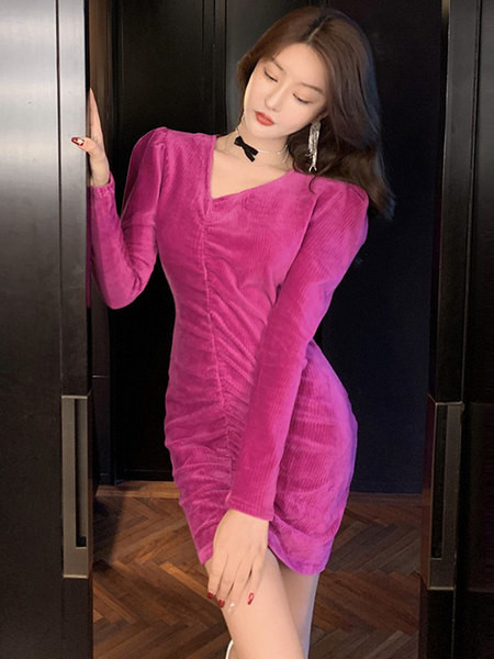 Naiste spitsikaelusega sametkleit