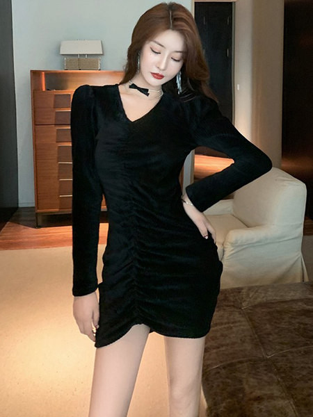 Naiste spitsikaelusega sametkleit