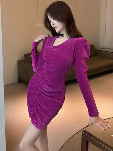 Naiste spitsikaelusega sametkleit