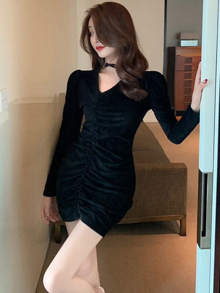 Naiste spitsikaelusega sametkleit