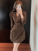 Naiste lühike kleit spitsikaelusega ja nööpidega