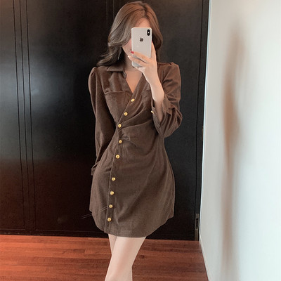 Naiste lühike kleit spitsikaelusega ja nööpidega