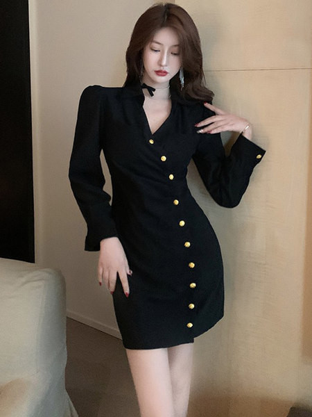 Naiste lühike kleit spitsikaelusega ja nööpidega