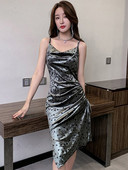 Moodne õhukeste rihmadega kleit