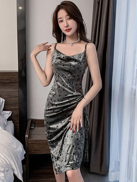 Moodne õhukeste rihmadega kleit