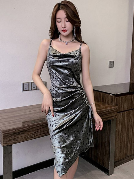 Moodne õhukeste rihmadega kleit