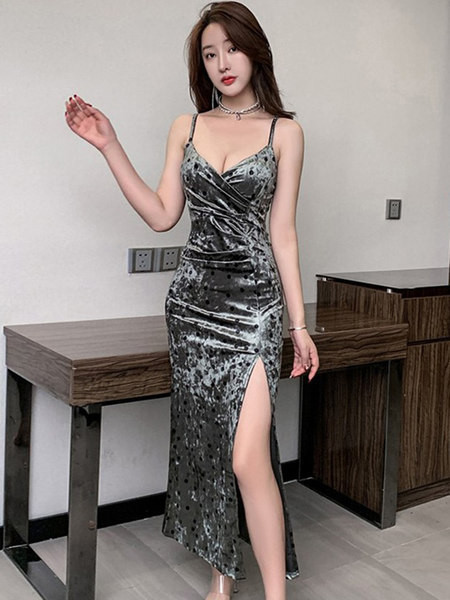 Liibuv pikk, lõhikuga sametkleit