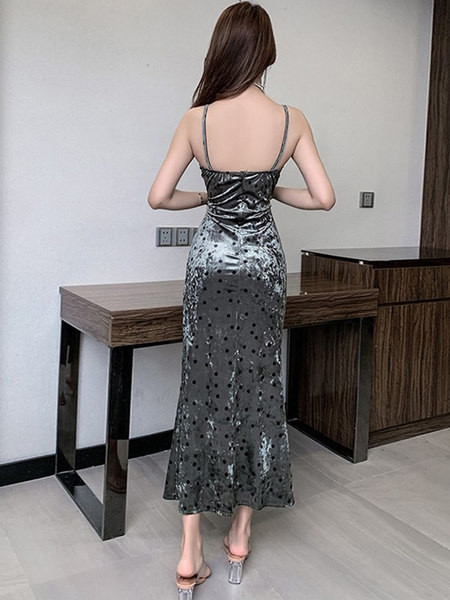 Liibuv pikk, lõhikuga sametkleit