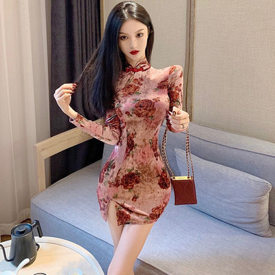 Lühike liibuv kleit pikkade varrukatega ja lillemustriga