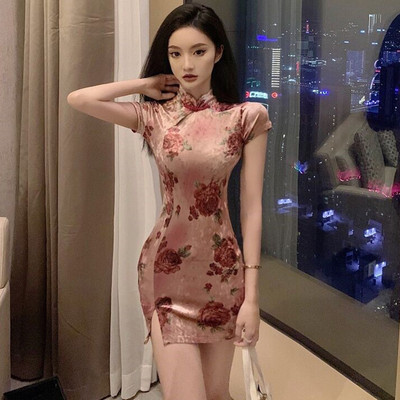 Lühike liibuv kleit pikkade varrukatega ja lillemustriga