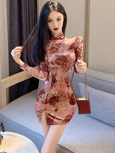 Lühike liibuv kleit pikkade varrukatega ja lillemustriga