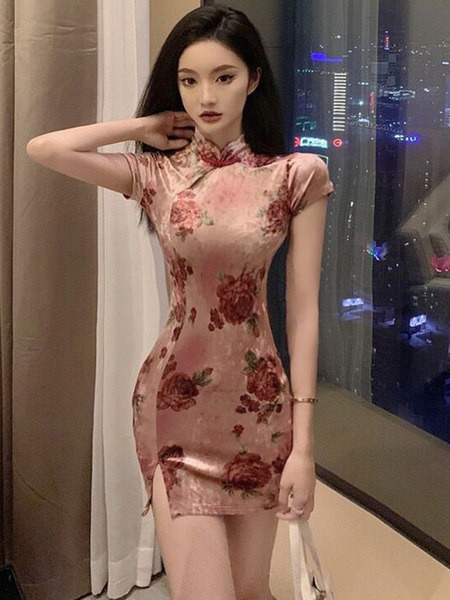 Lühike liibuv kleit pikkade varrukatega ja lillemustriga