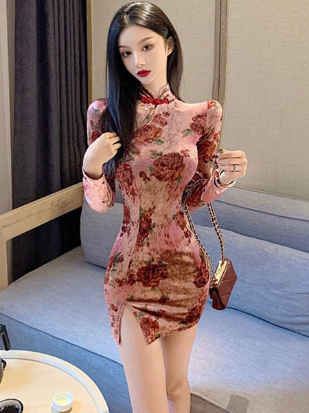 Lühike liibuv kleit pikkade varrukatega ja lillemustriga