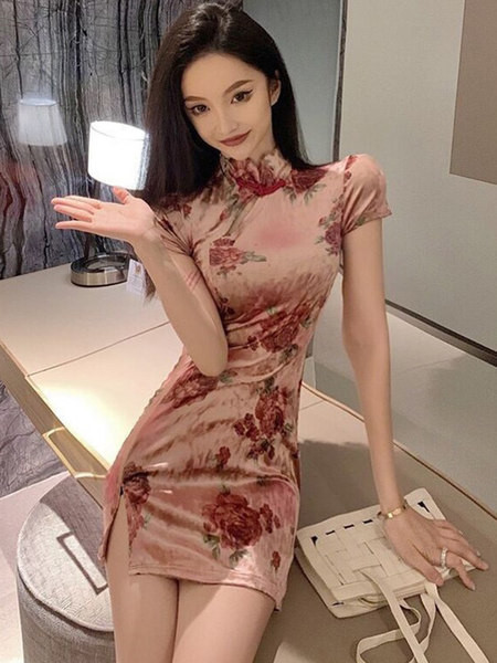 Lühike liibuv kleit pikkade varrukatega ja lillemustriga