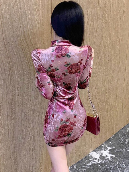 Lühike liibuv kleit pikkade varrukatega ja lillemustriga