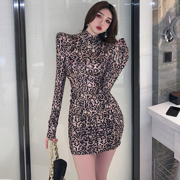 Naiste lühike polokrae ja loomatrükiga kleit