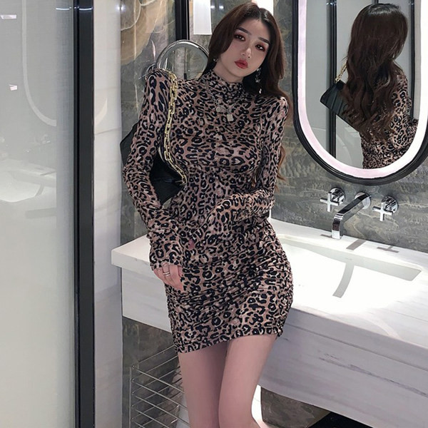 Naiste lühike polokrae ja loomatrükiga kleit