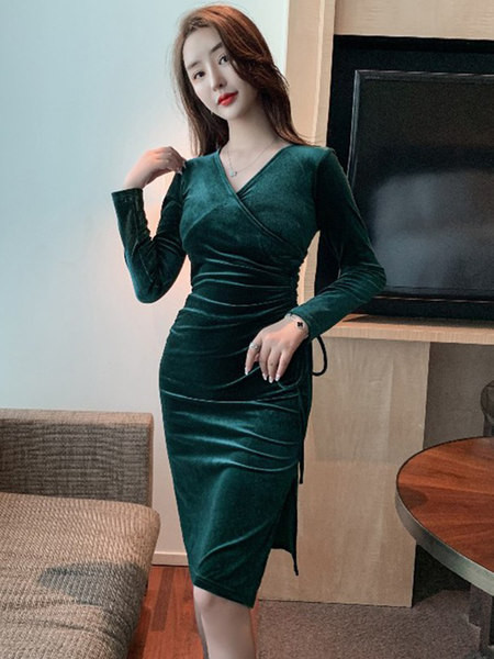 Moodne naiste roheline sametkleit ja spitsikaelus