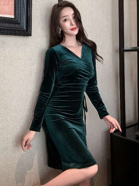 Moodne naiste roheline sametkleit ja spitsikaelus