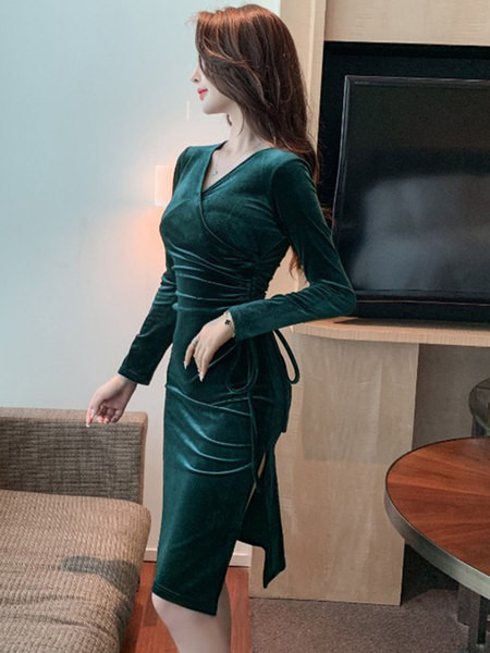 Moodne naiste roheline sametkleit ja spitsikaelus