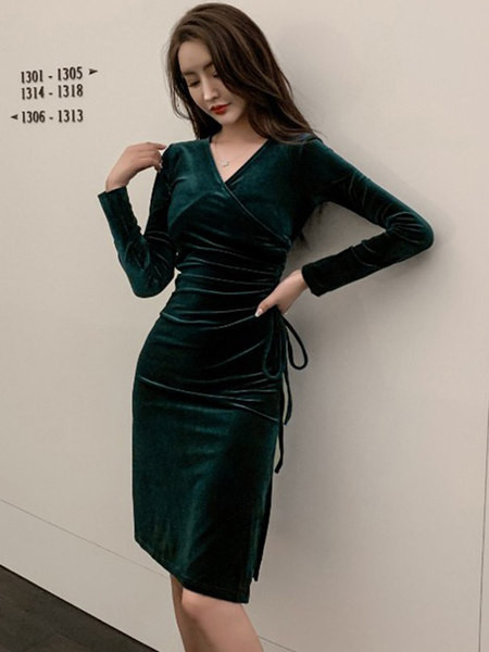 Moodne naiste roheline sametkleit ja spitsikaelus