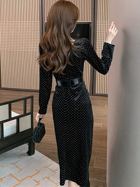 Praegune kleit vöö ja lõhikuga