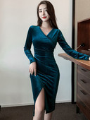 Naiste kleidi asümmeetriline mudel rohelises värvitoonis