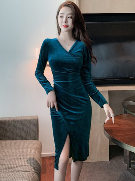 Naiste kleidi asümmeetriline mudel rohelises värvitoonis