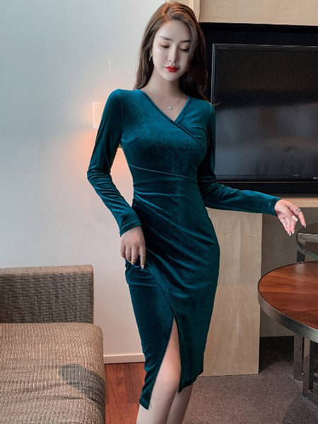 Naiste kleidi asümmeetriline mudel rohelises värvitoonis