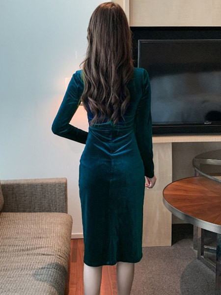 Naiste kleidi asümmeetriline mudel rohelises värvitoonis