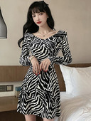 Naiste lühike kleit pikkade varrukate ja V-kaelusega