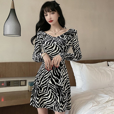 Naiste lühike kleit pikkade varrukate ja V-kaelusega