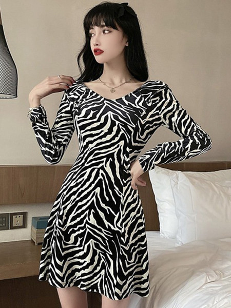 Naiste lühike kleit pikkade varrukate ja V-kaelusega