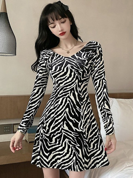 Naiste lühike kleit pikkade varrukate ja V-kaelusega