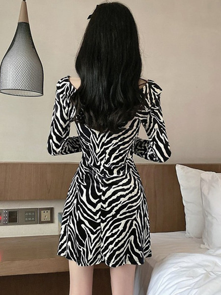 Naiste lühike kleit pikkade varrukate ja V-kaelusega