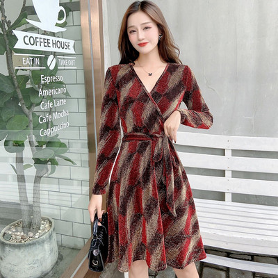 Naiste kevadkleit ülekande ja lipsudega vöökohal