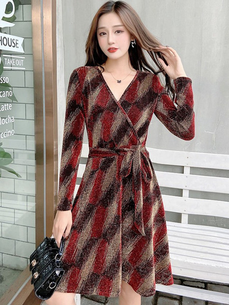 Naiste kevadkleit ülekande ja lipsudega vöökohal