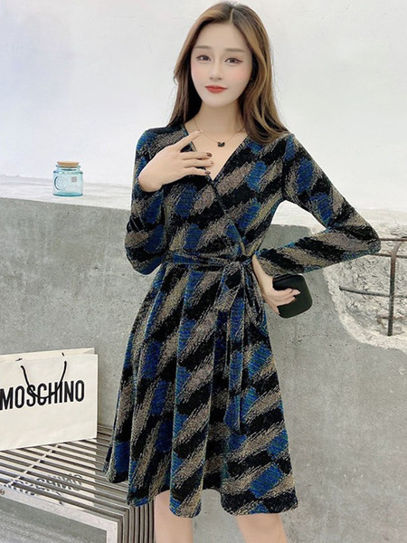 Naiste kevadkleit ülekande ja lipsudega vöökohal