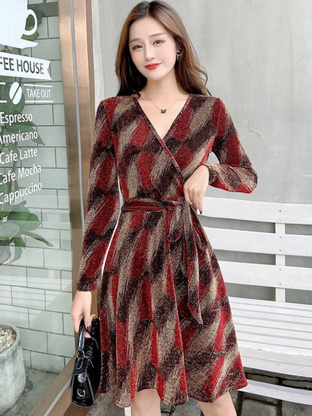 Naiste kevadkleit ülekande ja lipsudega vöökohal