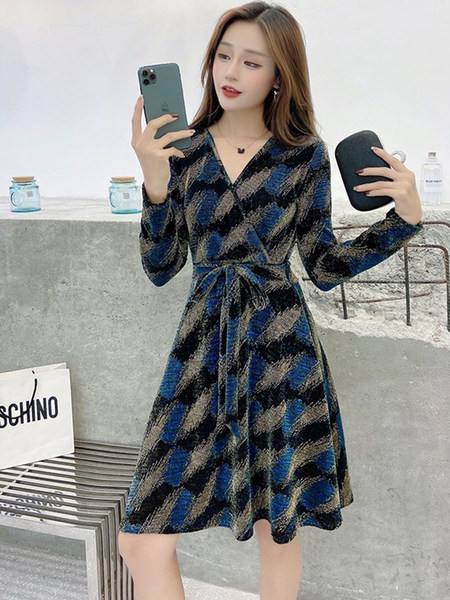 Naiste kevadkleit ülekande ja lipsudega vöökohal