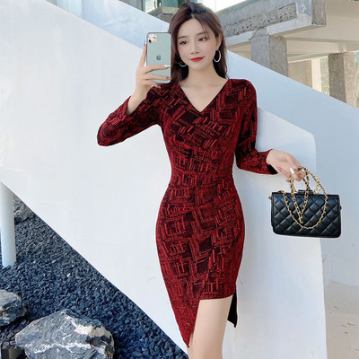 Γυναικείο φόρεμα με λαιμόκοψη - ασύμμετρο μοντέλο