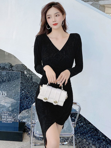 Γυναικείο φόρεμα με λαιμόκοψη - ασύμμετρο μοντέλο