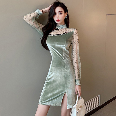 Κοντό βελούδινο φόρεμα με μανίκια από τούλι