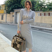 Kahes värvitoonis lipsude ja kapuutsiga naiste kleit