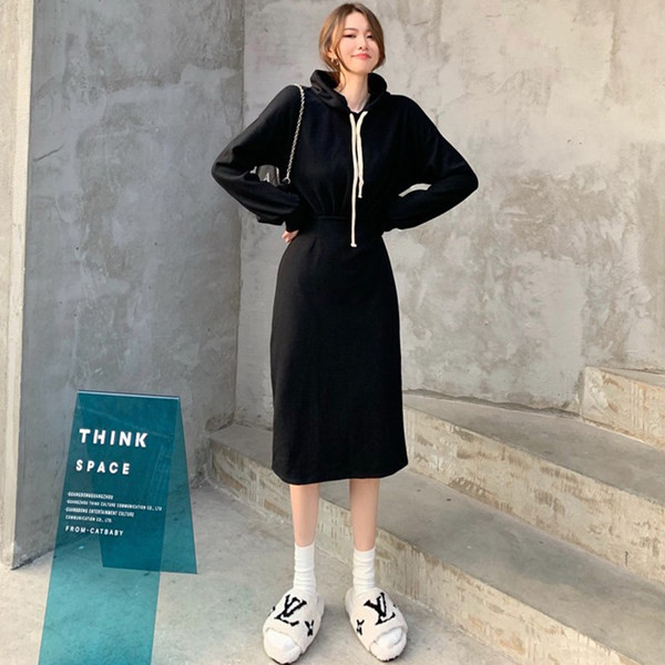 Kahes värvitoonis lipsude ja kapuutsiga naiste kleit