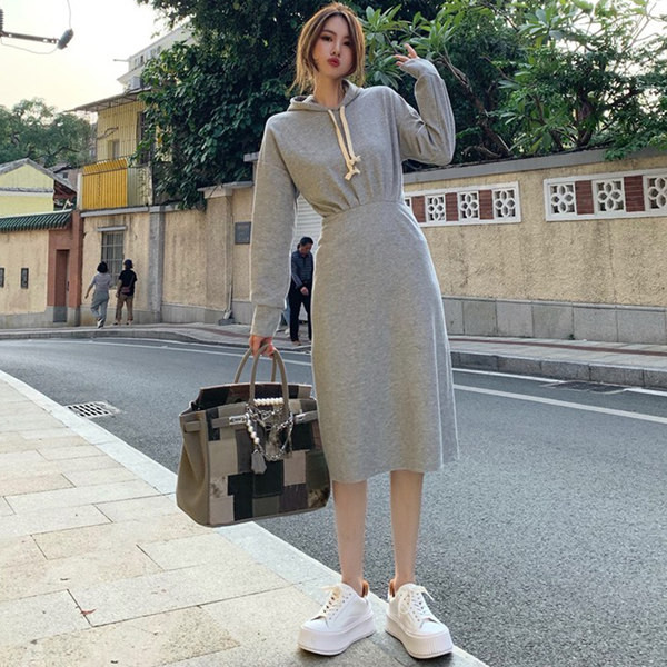 Kahes värvitoonis lipsude ja kapuutsiga naiste kleit