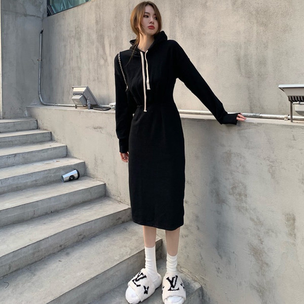 Kahes värvitoonis lipsude ja kapuutsiga naiste kleit